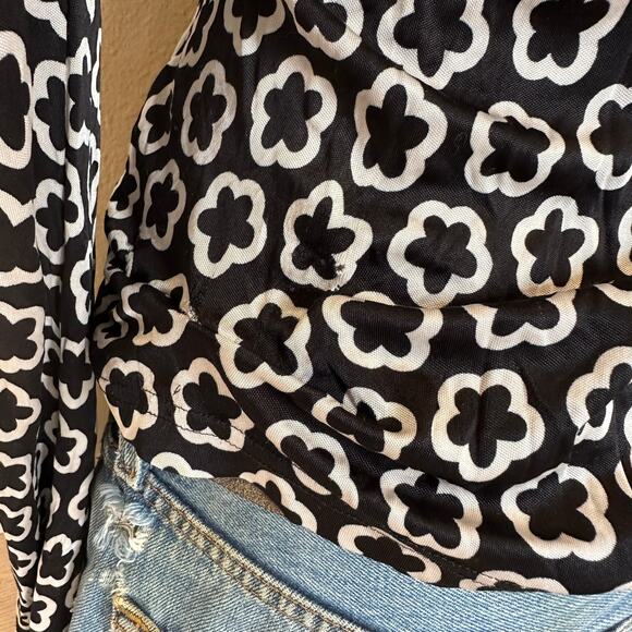 Tory Burch Black White Flower Top SIZE 8 Bodycon Long Sleeve Mockneck Silk $448 - Picture 13 of 13